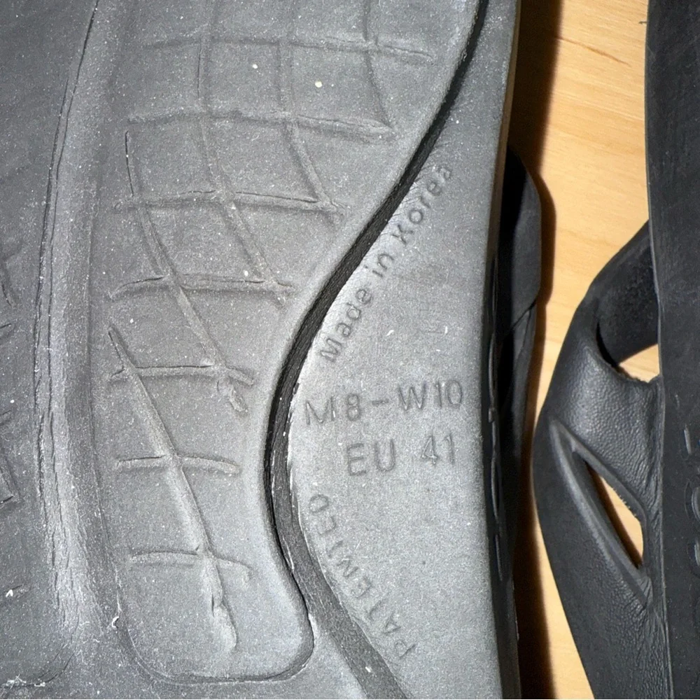 OOFOS OOLALA UNISEX BLACK FLIP FLOP SZ M 8 W 10 BEACHWEAR CUSHIONED FOOTBED